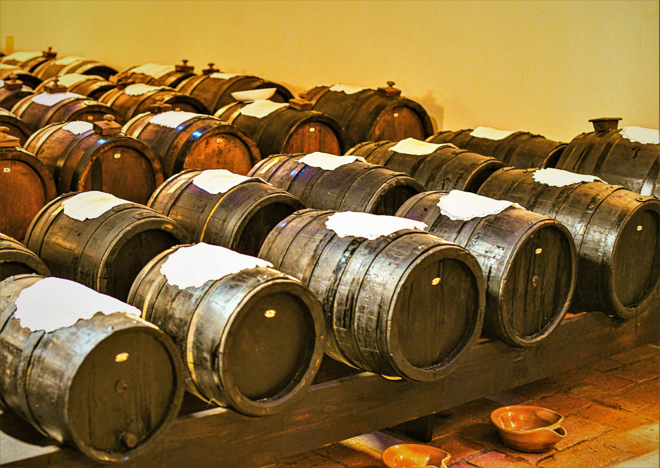 Productie van Aceto Balsamico Tradizionale di Modena DOP van de Acetaia Giuseppe Cremonini in de klassieke houten vatenbatterijen 