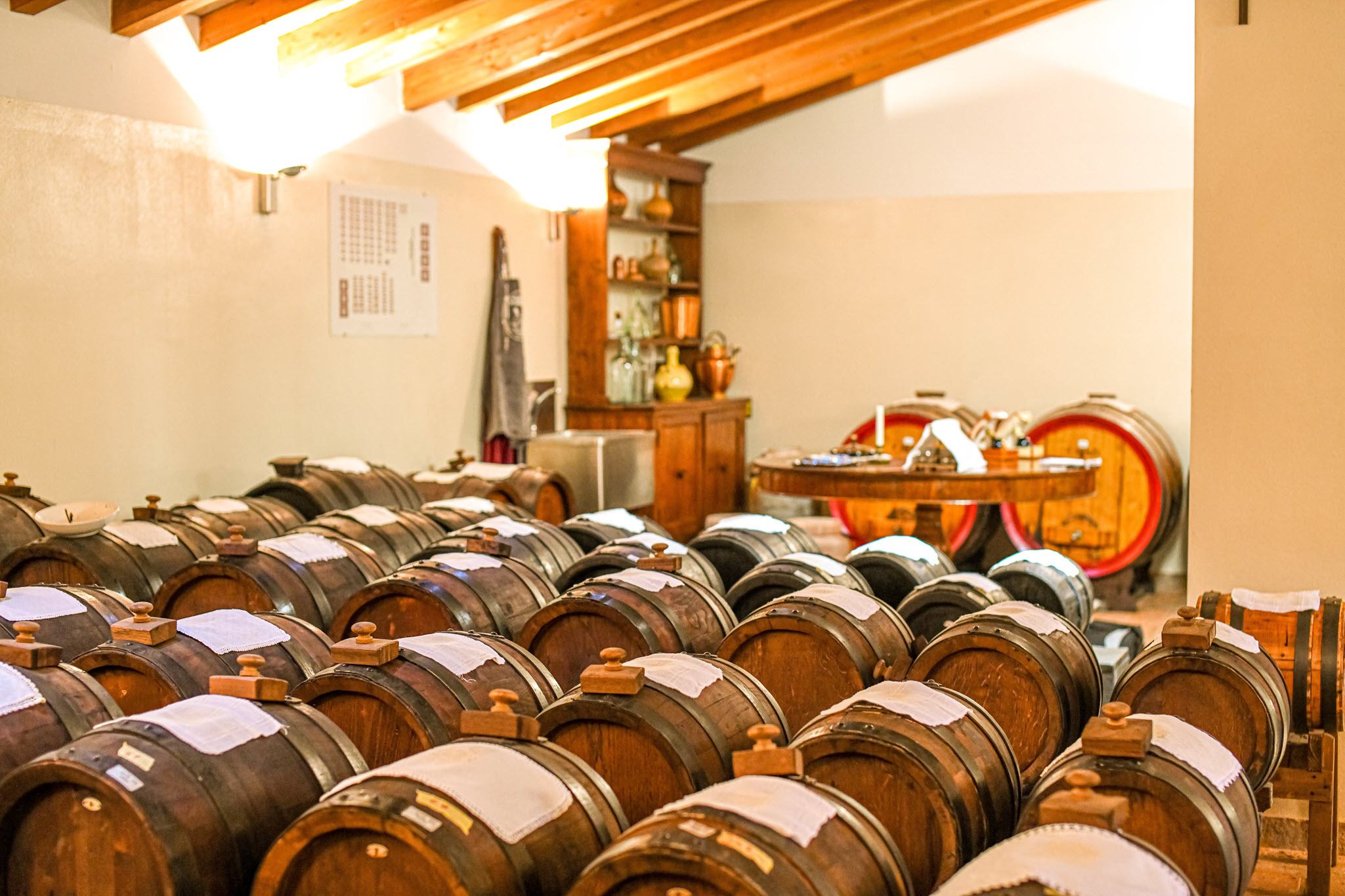 De familieacetaia Giuseppe Cremonini voor de productie van Aceto Balsamico Tradizionale di Modena DOP (ABTM)