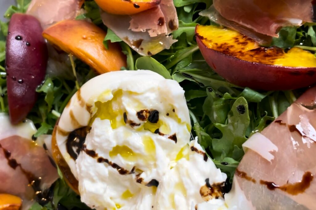 Balsamico-Pfirsich-Salat Rezept 🍑 mit Rucola & Burrata Balsamico-Pfirsich-Salat Rezept 🍑 mit Rucola & Burrata