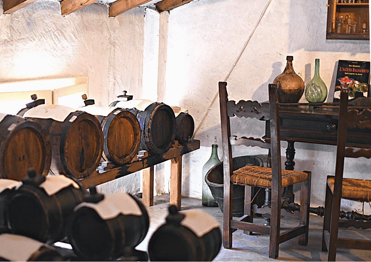 Dachboden der Acetaia Villa San Donnino und Fässer für die Balsamico-Herstellung