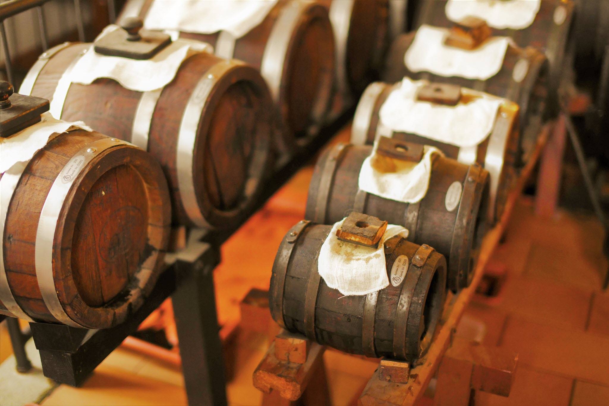 Fässer der Acetaia Picci bei der Balsamico-Herstellung