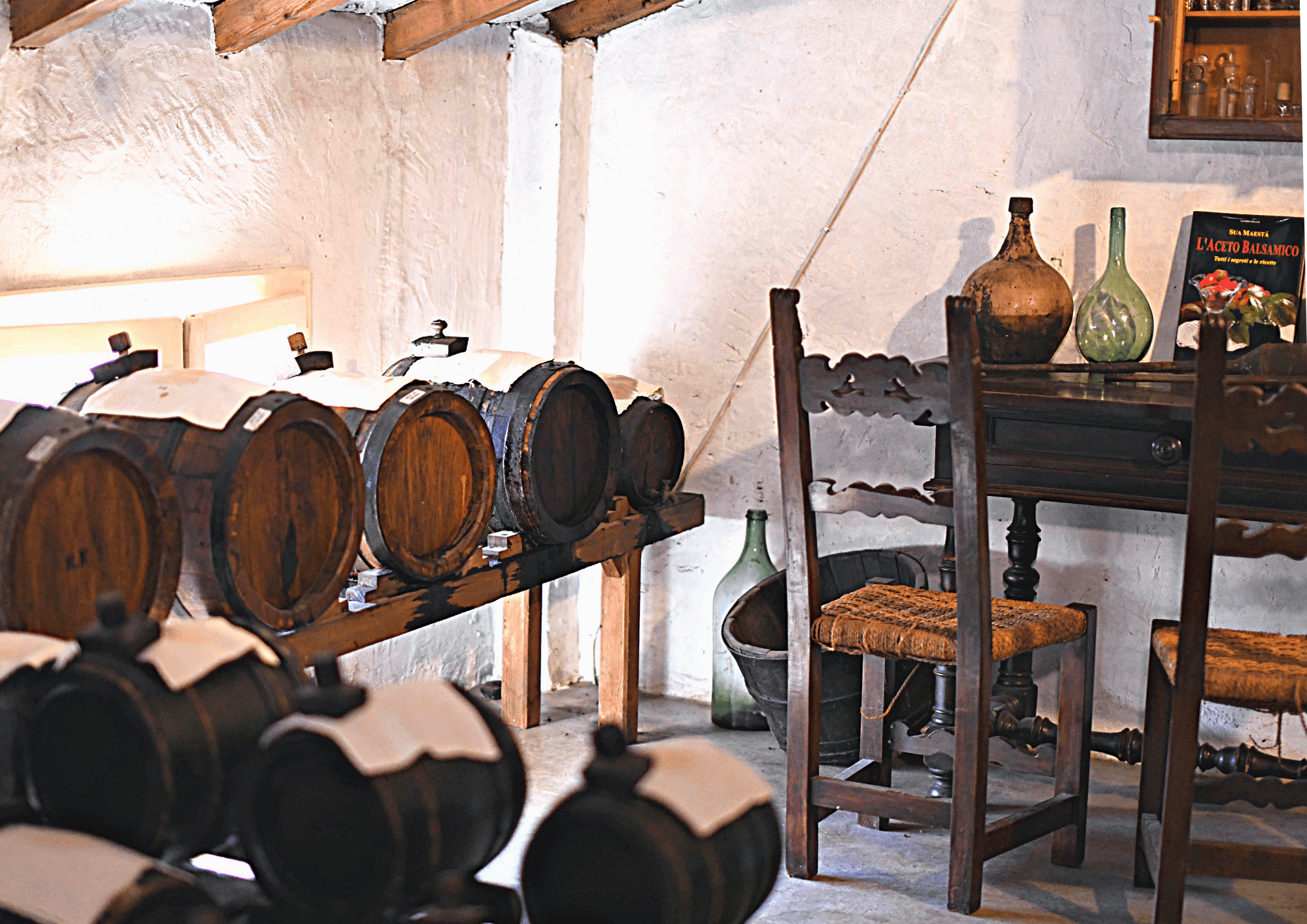 Sottotetto dell'Acetaia Villa San Donnino e le botti di legno per la produzione dell'Aceto Balsamico Tradizionale di Modena DOP (ABTM)