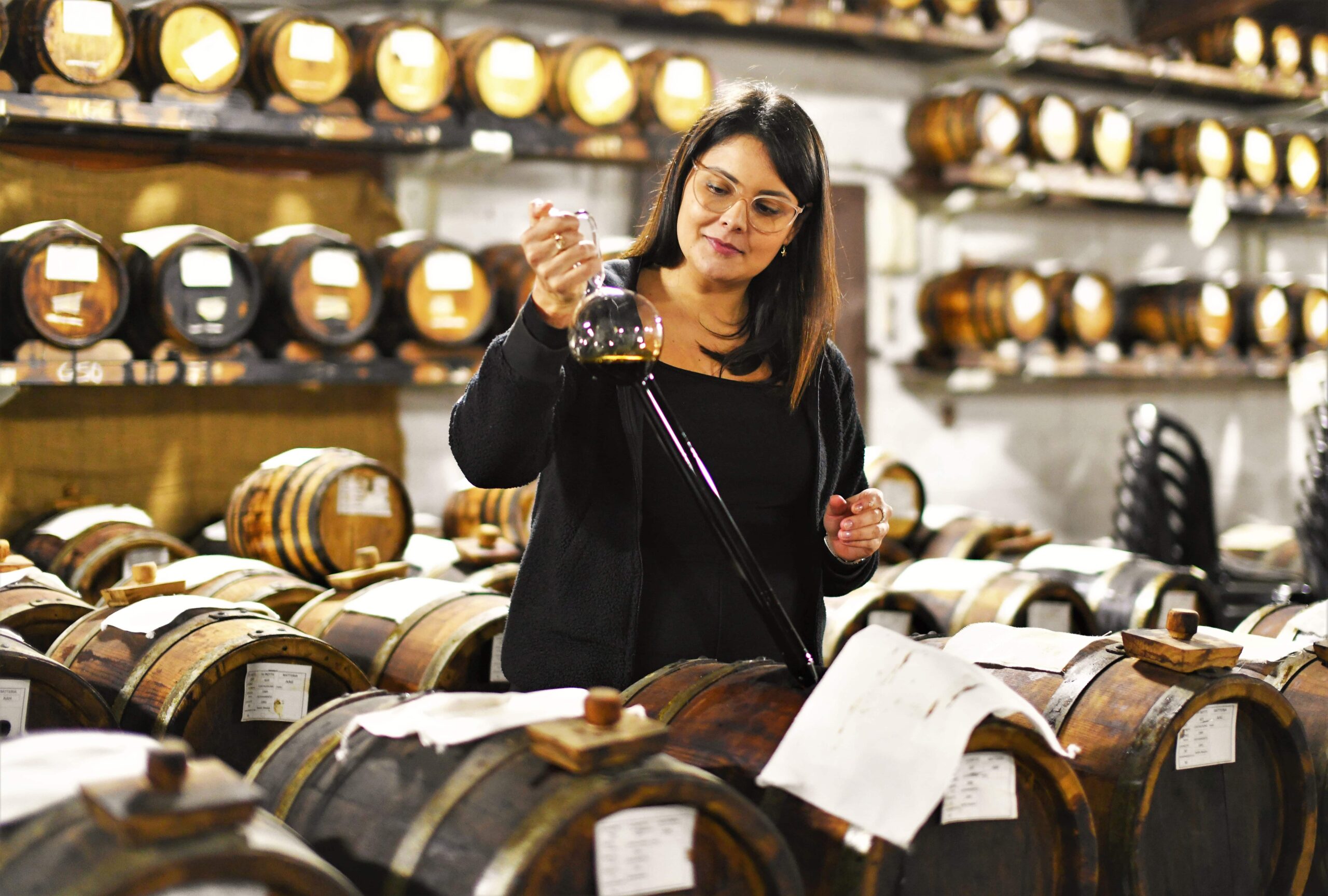 Sofia Malagoli e le batterie di Aceto Balsamico Tradizionale di Modena DOP della manifattura di aceto balsamico Acetaia Daniele Malagoli 