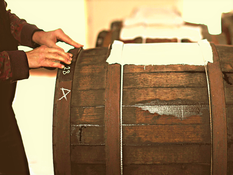 Houten vaten voor de productie van traditionele balsamico-azijn van reggio emilia ABTRE door de Ferdinando Cavalli azijnfabriek