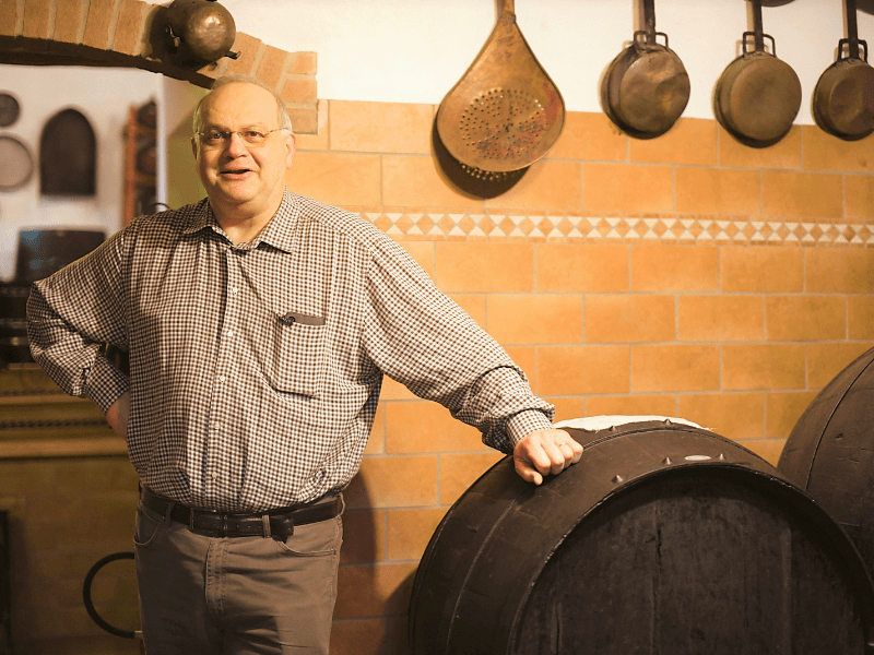 Marco Picci naast de vaten van de Acetaia Picci