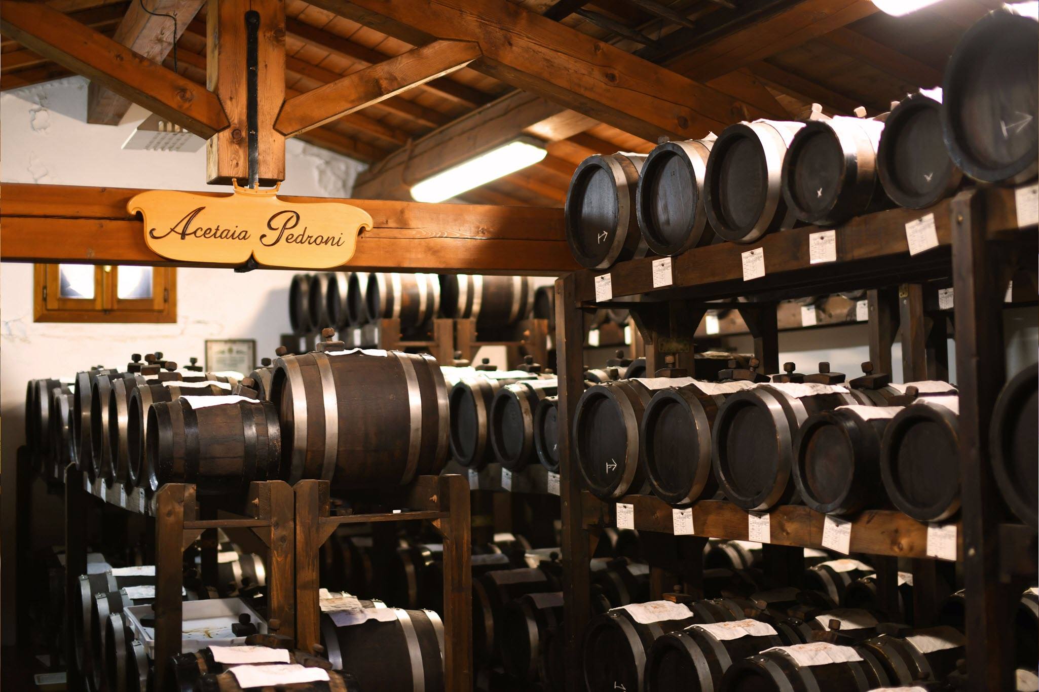 Vatenbatterijen van de traditionele azijnmanufactuur van de familie Pedroni voor de balsamico-azijnproductie